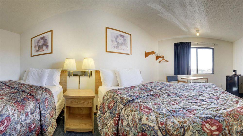 Super 8 By Wyndham Manhattan Ks Exterior foto