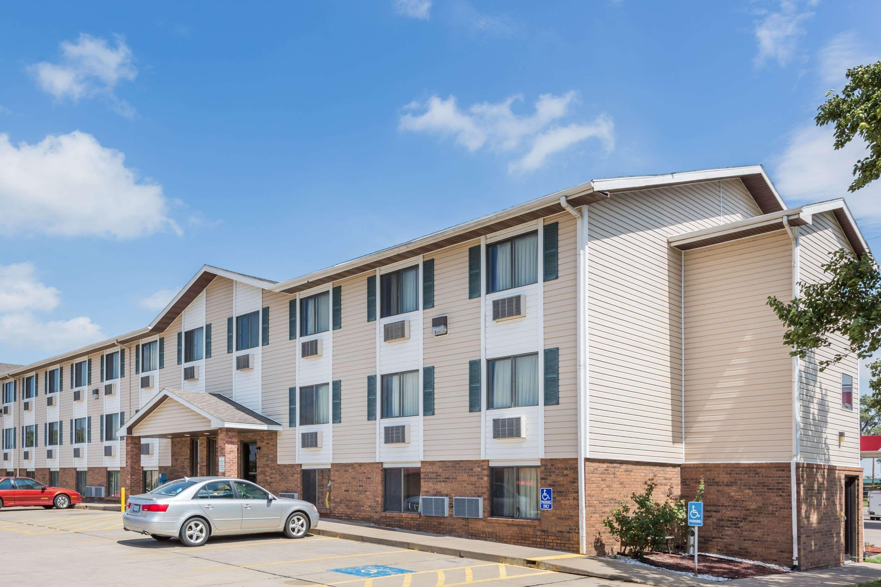 Super 8 By Wyndham Manhattan Ks Exterior foto