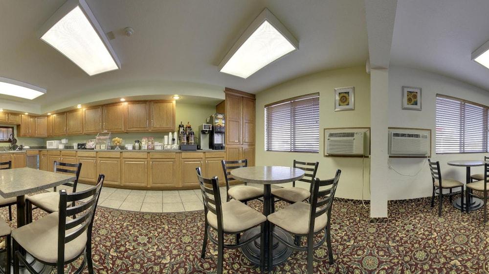 Super 8 By Wyndham Manhattan Ks Exterior foto